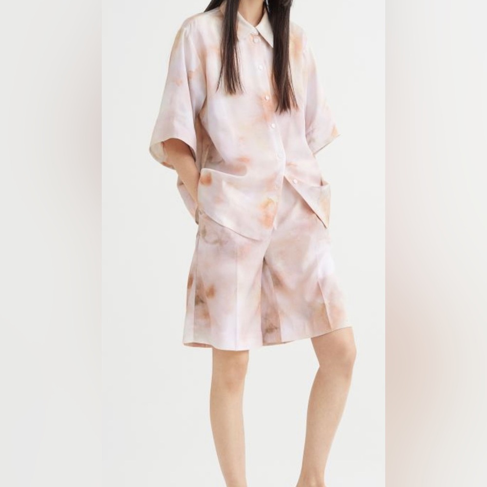 H&M oversized 2 piece short set. Size Medium Peach,Creme water color print